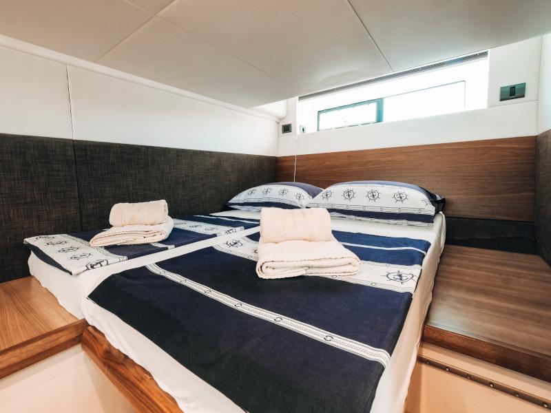 Book yachts online - motorboat - Sealine F 450 - Shuron - rent