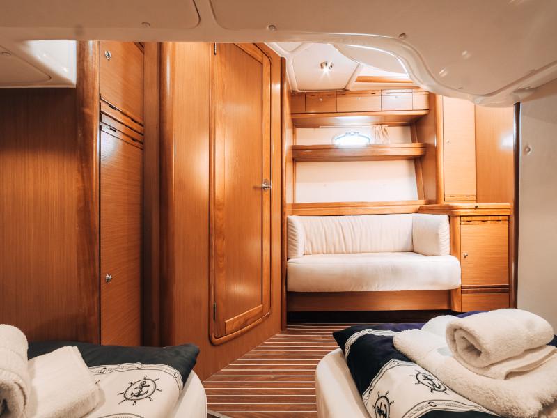 Book yachts online - motorboat - Bavaria 42 HT - HELENA V - rent