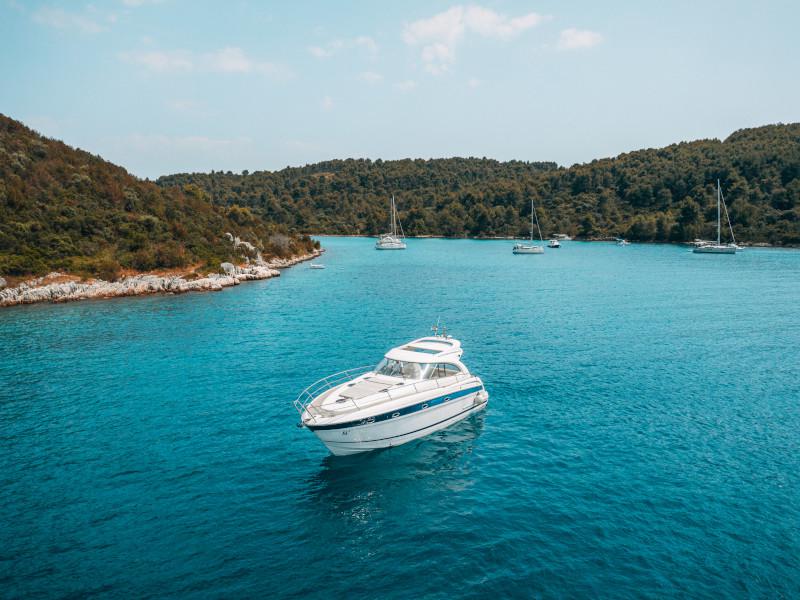 Book yachts online - motorboat - Bavaria 42 HT - HELENA V - rent