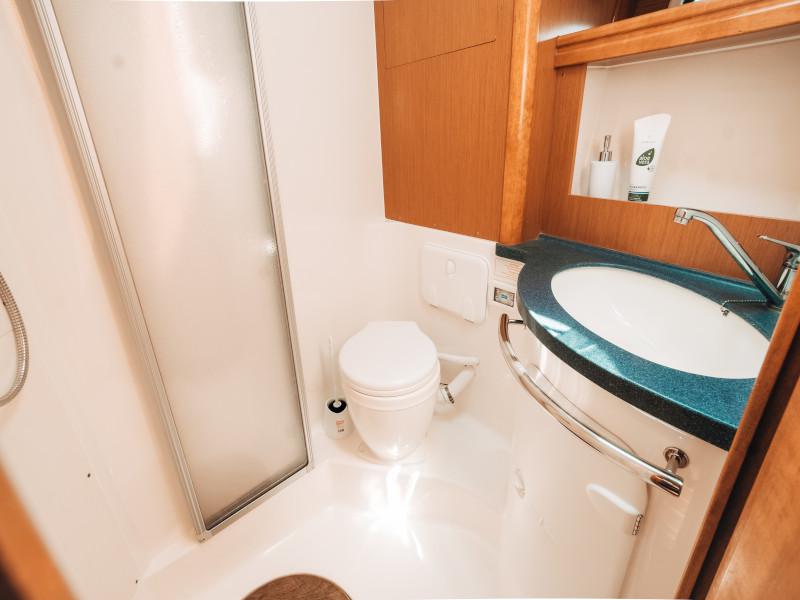 Book yachts online - motorboat - Bavaria 42 HT - HELENA V - rent