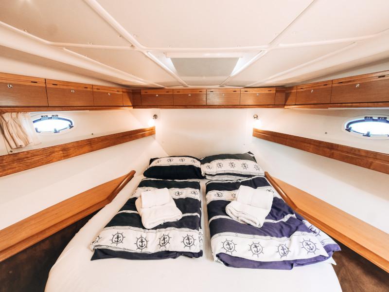 Book yachts online - motorboat - Bavaria 42 HT - HELENA V - rent