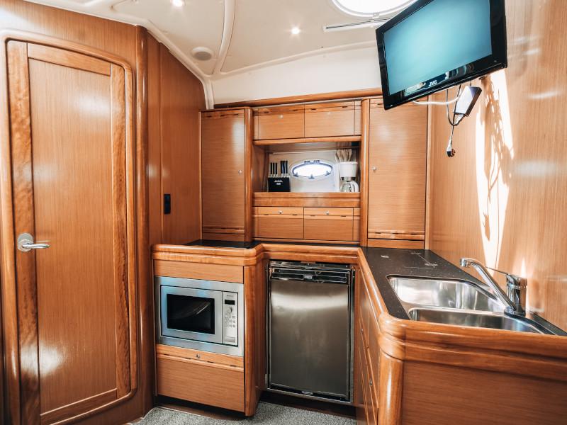 Book yachts online - motorboat - Bavaria 42 HT - HELENA V - rent