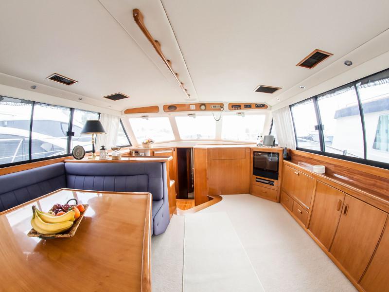 Book yachts online - motorboat - Riviera 48 - Marina - rent
