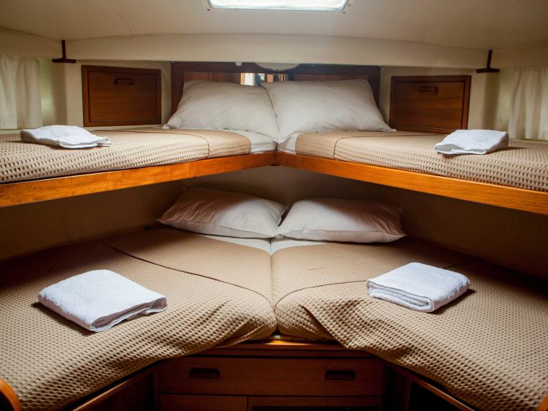 Book yachts online - motorboat - Riviera 48 - Marina - rent