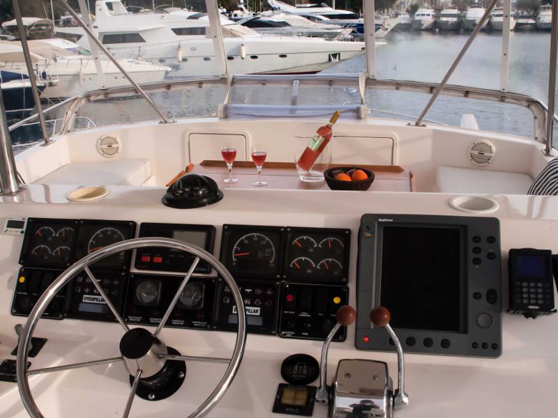 Book yachts online - motorboat - Riviera 48 - Marina - rent