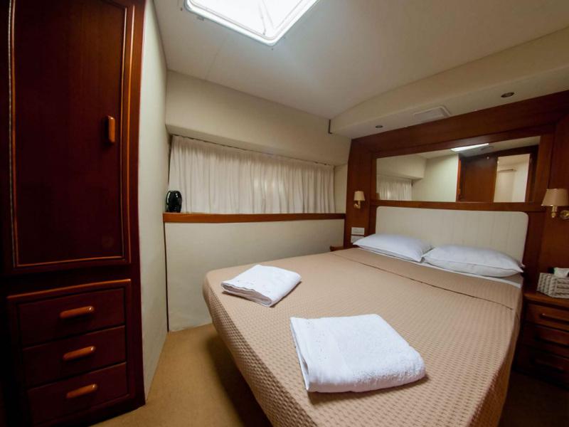 Book yachts online - motorboat - Riviera 48 - Marina - rent