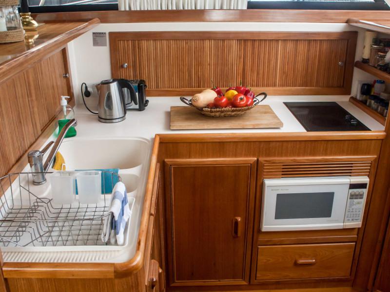 Book yachts online - motorboat - Riviera 48 - Marina - rent