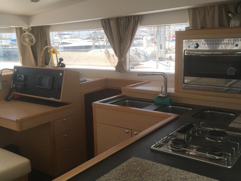 Book yachts online - catamaran - Lagoon 400 S2 - Royal Velvet - rent