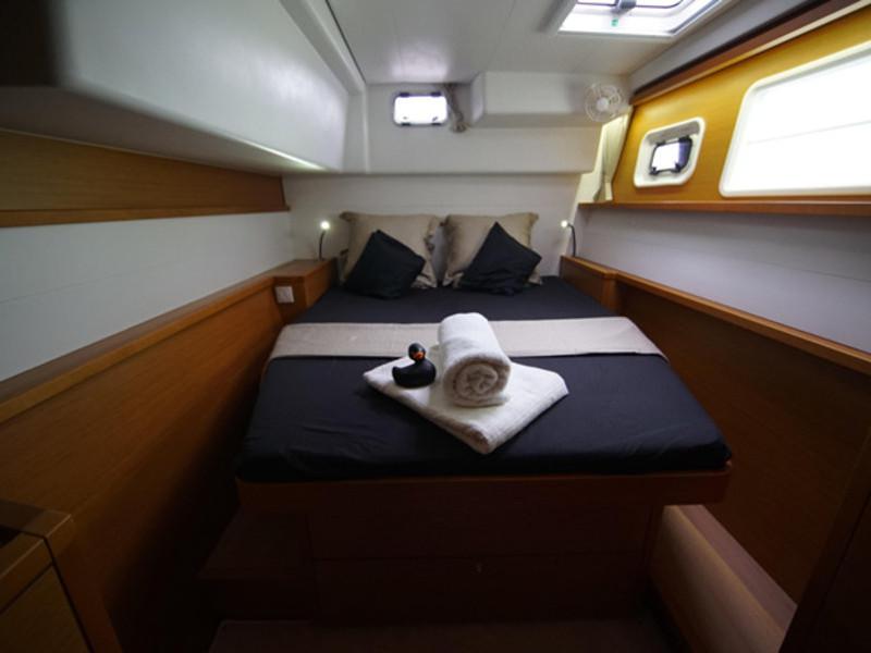 Book yachts online - catamaran - Lagoon 450 - Black Duck - rent