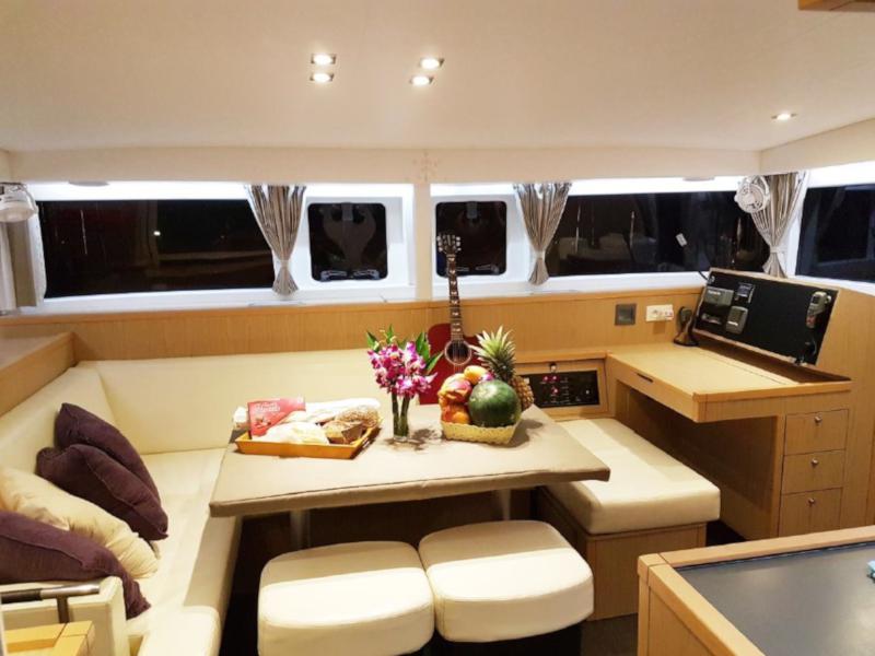 Book yachts online - catamaran - Lagoon 400 S2 - Helios - rent