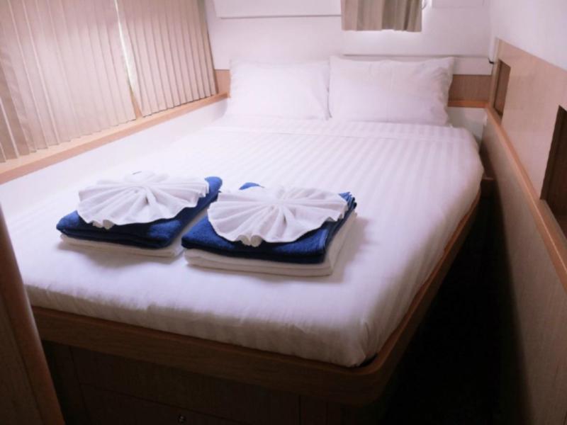 Book yachts online - catamaran - Lagoon 400 S2 - Helios - rent