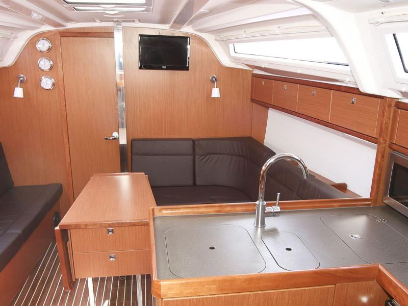 Book yachts online - sailboat - Bavaria Cruiser 37 - Hanni - rent