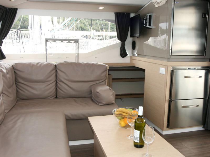 Book yachts online - catamaran - Lucia 40 - 3 cab - Makohela - rent