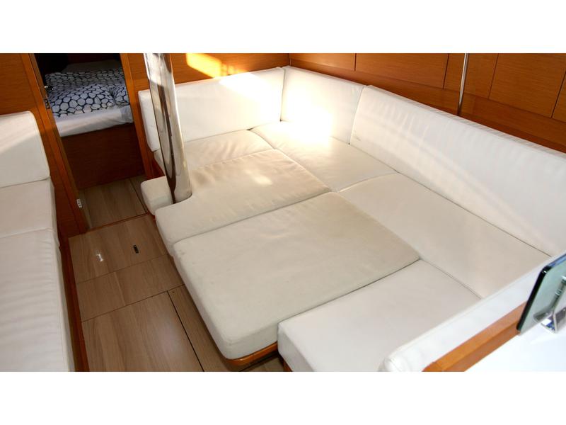 Book yachts online - sailboat - Sun Odyssey 389 - Tequila Sunrise - rent