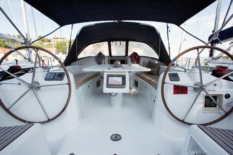 Book yachts online - sailboat - Beneteau Cyclades 43.4 - NIAGARA - rent