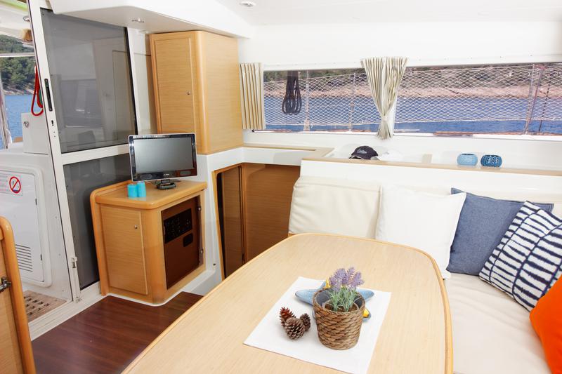 Book yachts online - catamaran - Lagoon 400 - GREENLAND - rent
