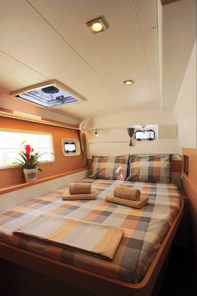 Book yachts online - catamaran - Lagoon 400 S2 - Naya - rent