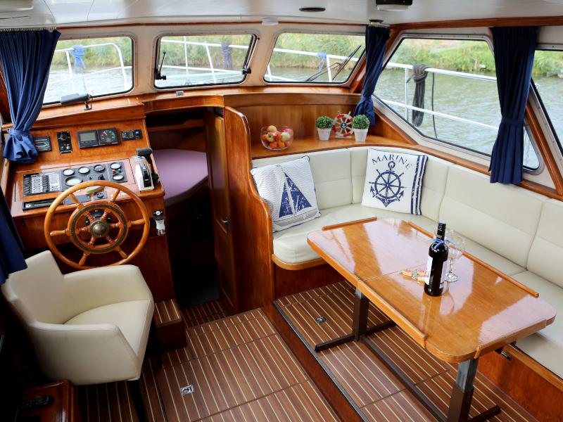 Book yachts online - motorboat - Pedro Solano 33 - Capella - rent