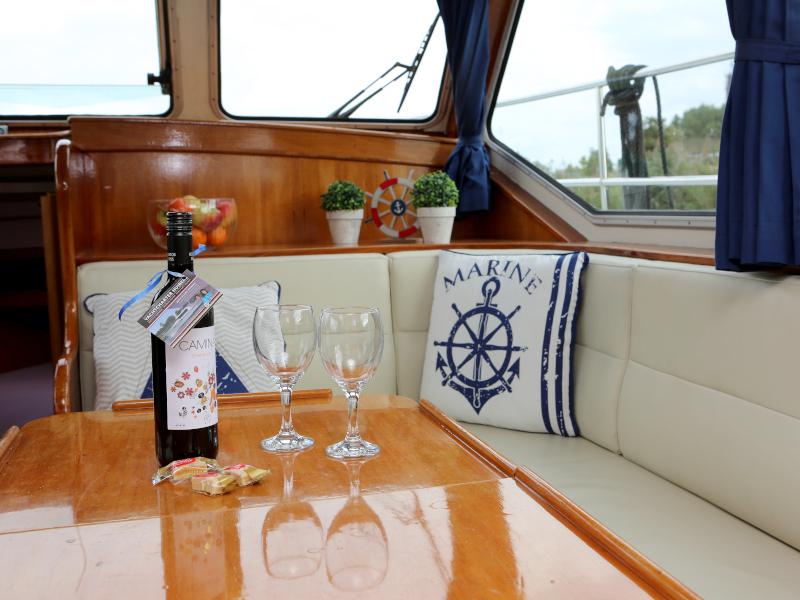 Book yachts online - motorboat - Pedro Solano 33 - Capella - rent