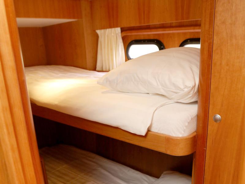 Book yachts online - motorboat - Pacific Allure 155 - Royal - rent