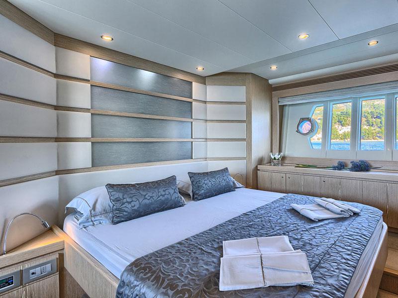 Book yachts online - motorboat - Ferretti 620 - Kimon - rent