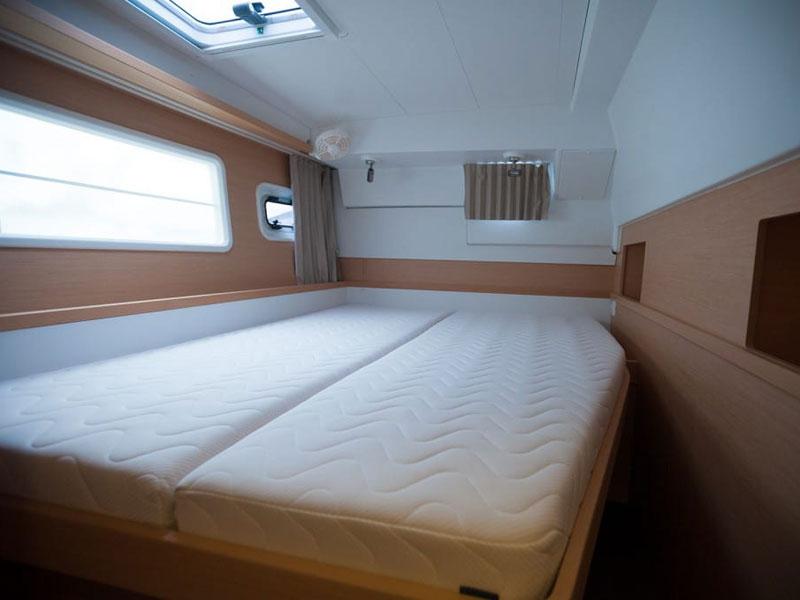 Book yachts online - catamaran - Lagoon 400 S2 - Lady Dom - rent