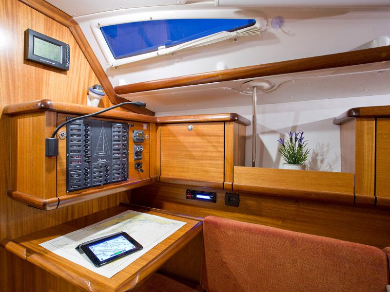 Book yachts online - sailboat - Delphia 37 - LA PASSION DU VIN - rent