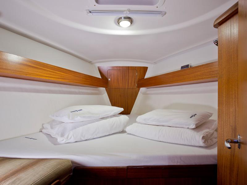 Book yachts online - sailboat - Delphia 37 - LA PASSION DU VIN - rent