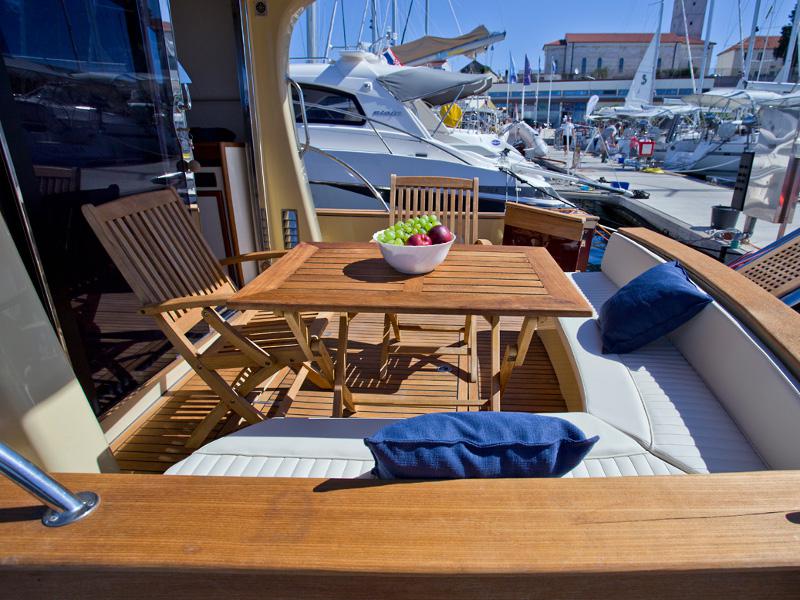 Book yachts online - motorboat - Marco Polo 12 - RED BULL - rent