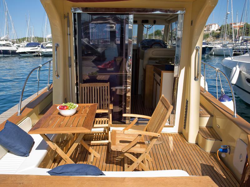Book yachts online - motorboat - Marco Polo 12 - RED BULL - rent