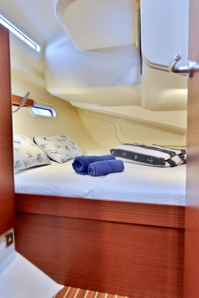 Book yachts online - sailboat - Hanse 388 - JOLANA - rent