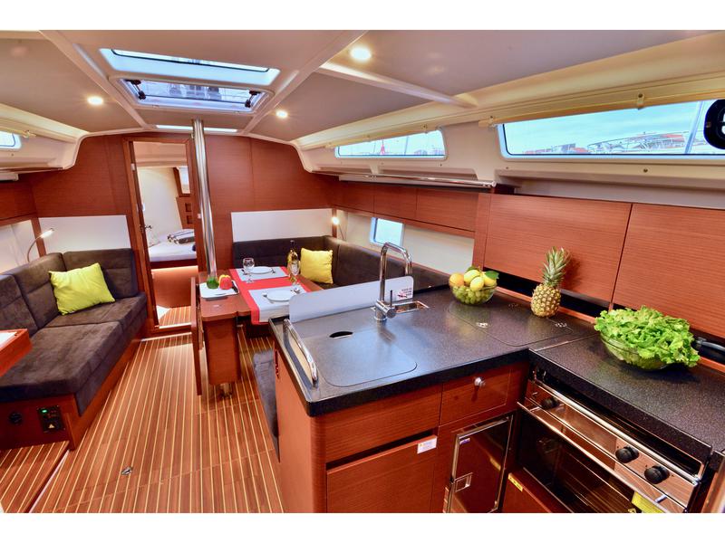 Book yachts online - sailboat - Hanse 388 - JOLANA - rent