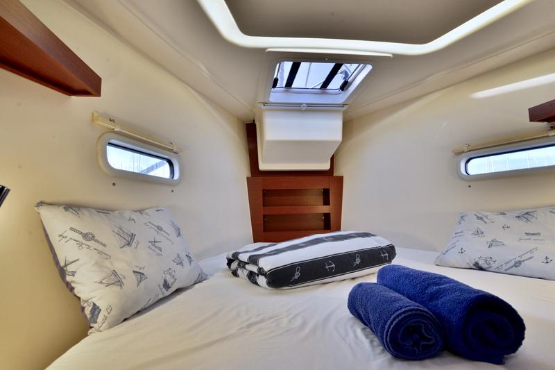 Book yachts online - sailboat - Hanse 388 - JOLANA - rent