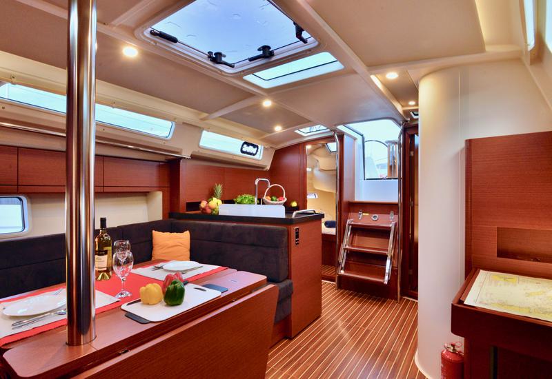 Book yachts online - sailboat - Hanse 388 - JOLANA - rent