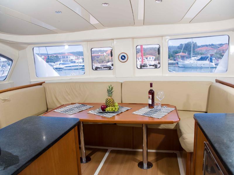 Book yachts online - catamaran - Leopard 384 - Miriam - rent