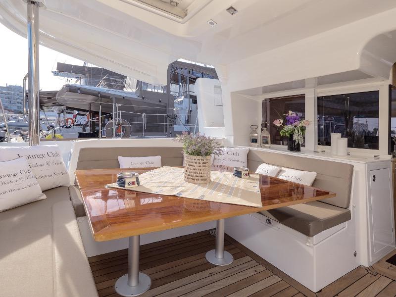 Book yachts online - catamaran - Lagoon 450 - New Horizons - rent