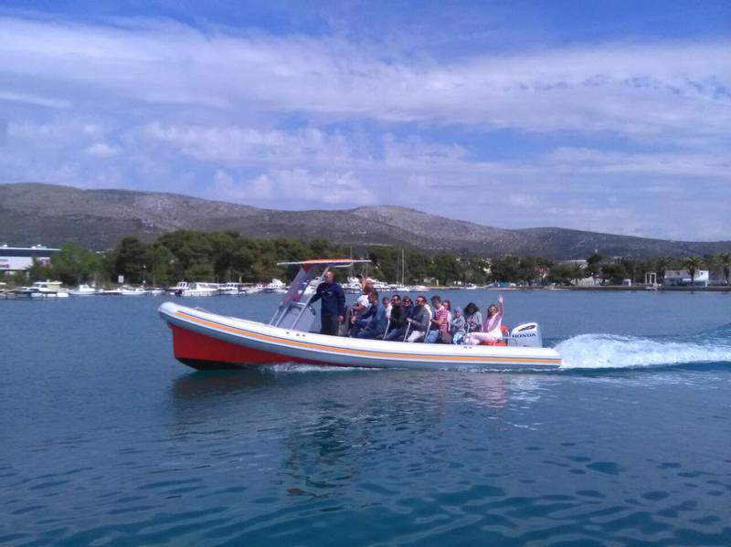 Book yachts online - motorboat - Colnago 27 - Colnago 27 - rent