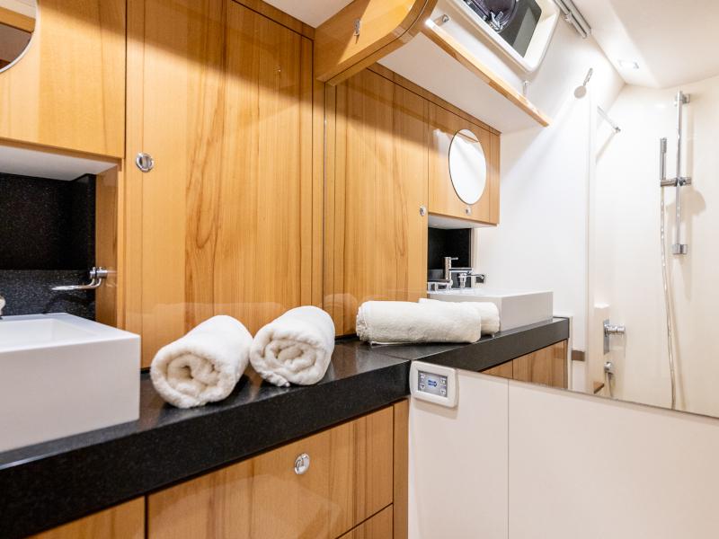 Book yachts online - sailboat - Hanse 630 - Zara - rent