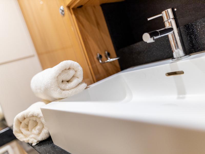 Book yachts online - sailboat - Hanse 630 - Zara - rent