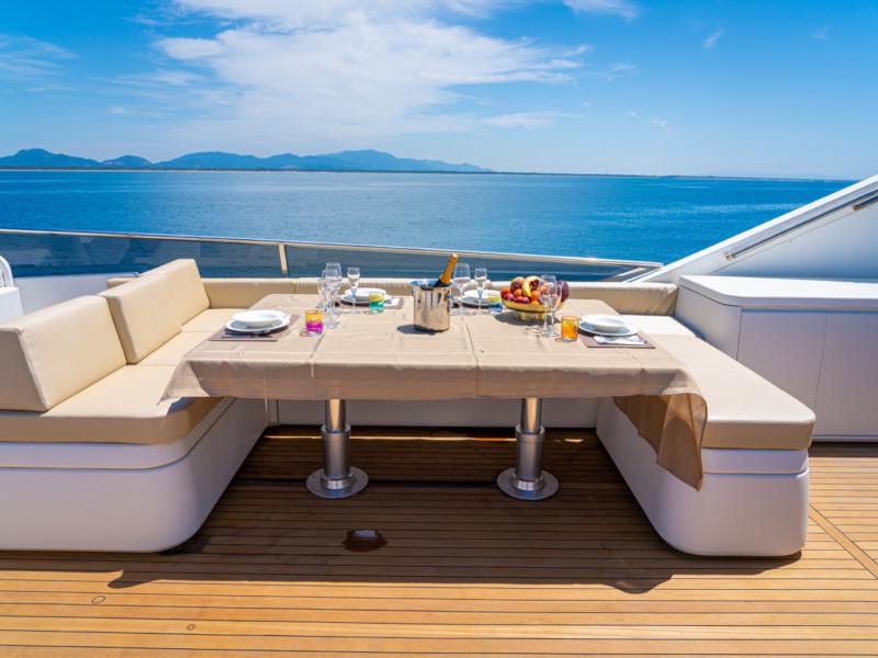 Book yachts online - motorboat - Cantieri di Pisa Akhir 85 - Maestrale - rent