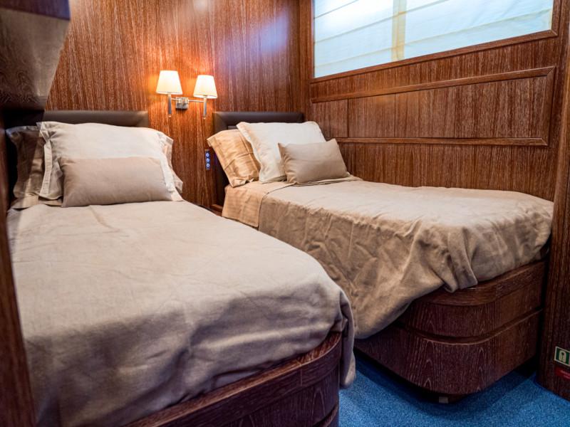 Book yachts online - motorboat - Cantieri di Pisa Akhir 85 - Maestrale - rent