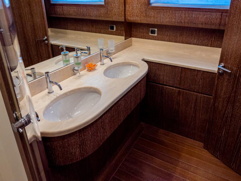 Book yachts online - motorboat - Cantieri di Pisa Akhir 85 - Maestrale - rent