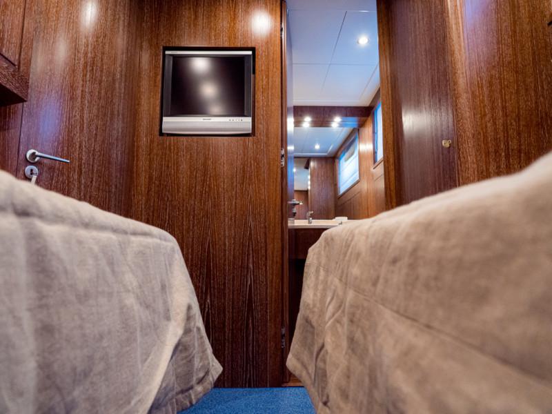 Book yachts online - motorboat - Cantieri di Pisa Akhir 85 - Maestrale - rent