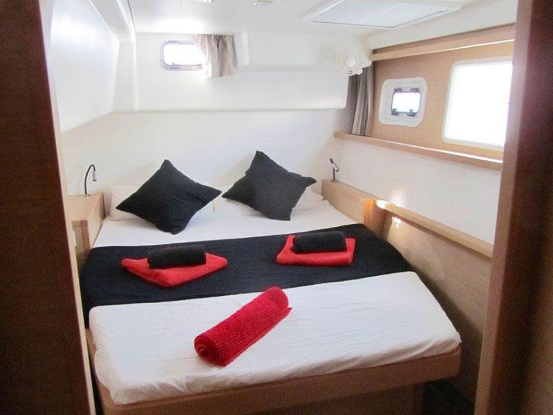 Book yachts online - catamaran - Lagoon 450  Flybridge Owner Version - Madrigal V - rent
