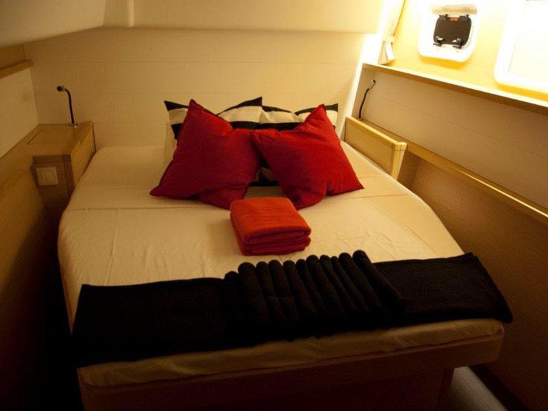 Book yachts online - catamaran - Lagoon 450  Flybridge Owner Version - Madrigal V - rent