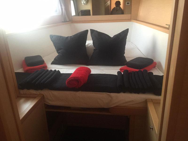 Book yachts online - catamaran - Lagoon 450  Flybridge Owner Version - Madrigal V - rent