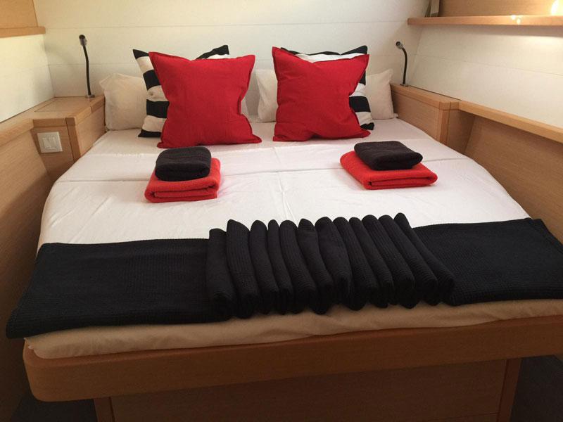 Book yachts online - catamaran - Lagoon 450  Flybridge Owner Version - Madrigal V - rent