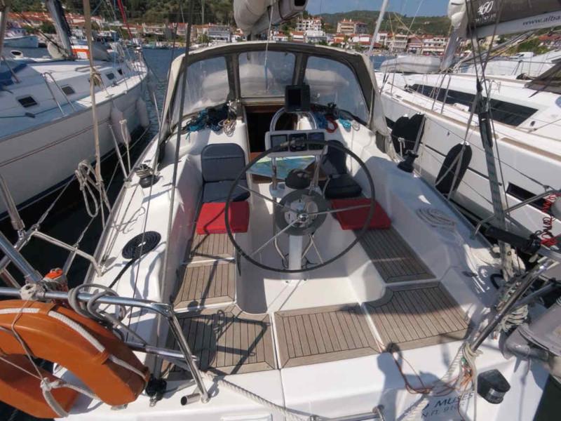 Book yachts online - sailboat - Hanse 342 - 9 Muses - rent