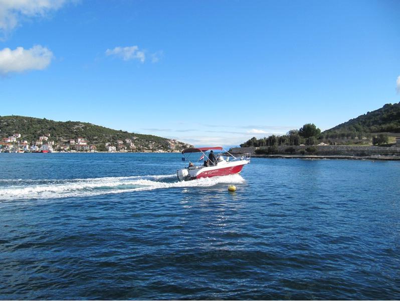 Book yachts online - motorboat - Atlantic 650 - Atlantic 650 WA Suncruiser - rent