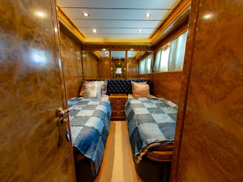 Book yachts online - motorboat - Posillipo Technema 82 - Say Yes - rent